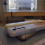 [건강 칼럼] 숙면의 첫 번째 조건: 스마트폰을 침실 밖으로 유배 보내라