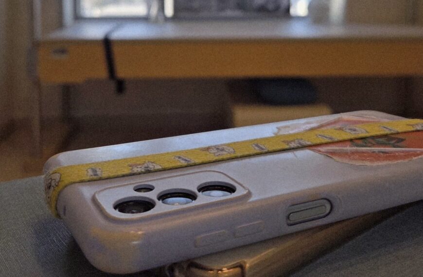 [건강 칼럼] 숙면의 첫 번째 조건: 스마트폰을 침실 밖으로 유배 보내라