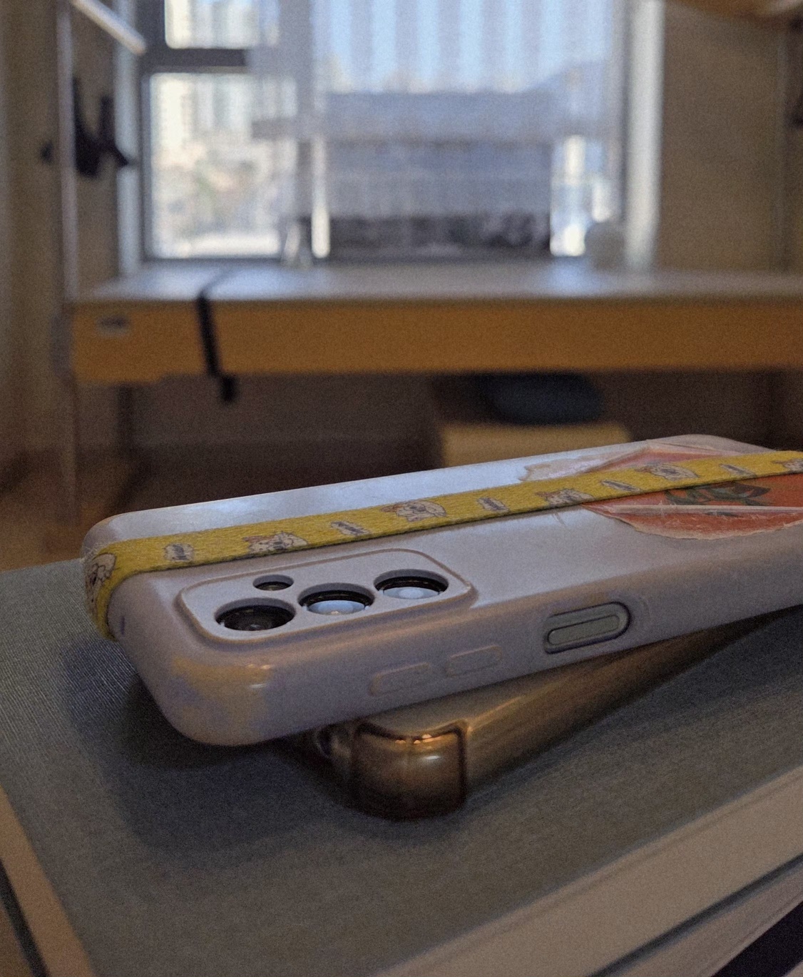 [건강 칼럼] 숙면의 첫 번째 조건: 스마트폰을 침실 밖으로 유배 보내라 1